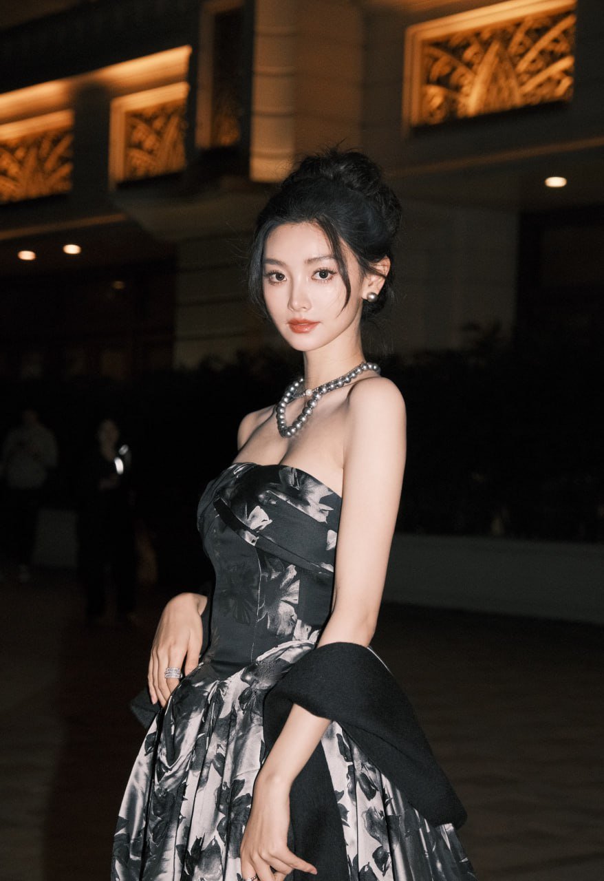 在都市的灯火阑珊中寻找包养的温暖与慰藉