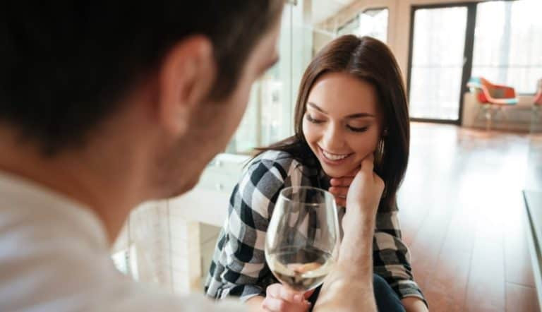 如何追求女孩：23个秘诀让她心动不已