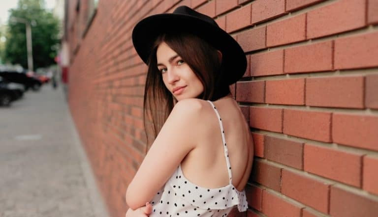 20个女性想引起你注意的细微信号