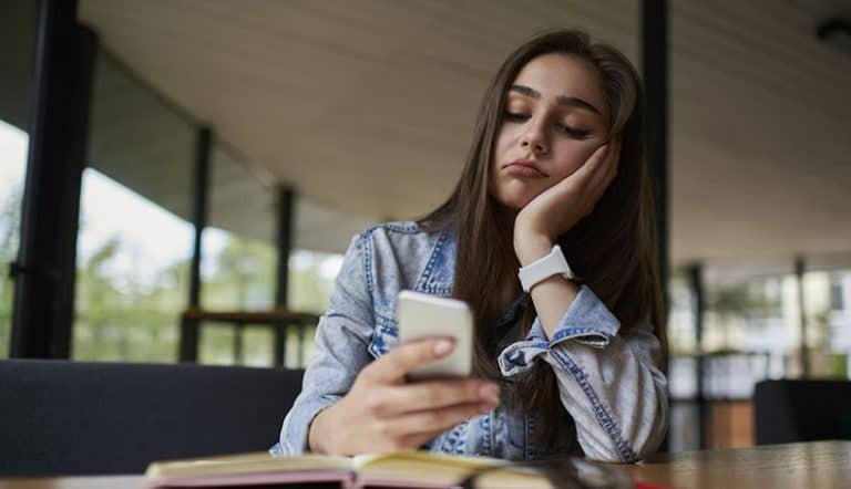 20种有趣又吸引人的方法，让你发短信时不再冷场，牢牢抓住她的心