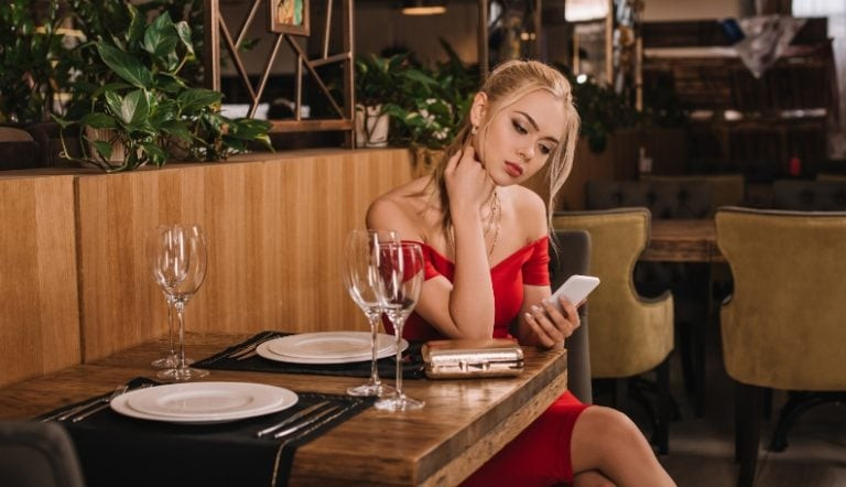 34个女性警示信号：识别这些红旗，避免感情受伤